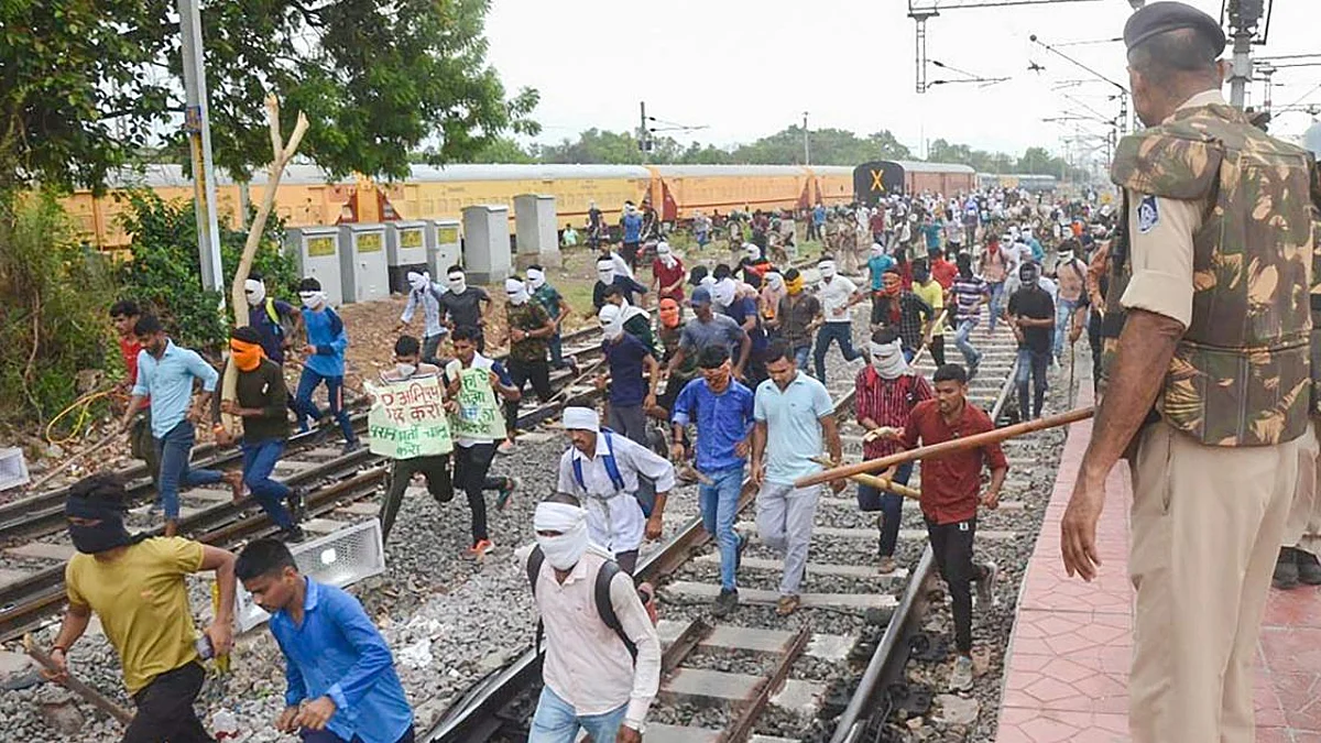 बिहार : ‘अग्निपथ’ योजना के विरोध में लगातार चौथे दिन भी हिंसा जारी रही, 250 गिरफ्तार
