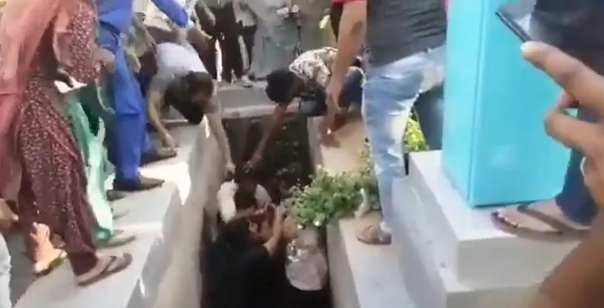 Viral Video: लड़ते-लड़ते नाले में गिरीं एक घर की चार महिलाएं