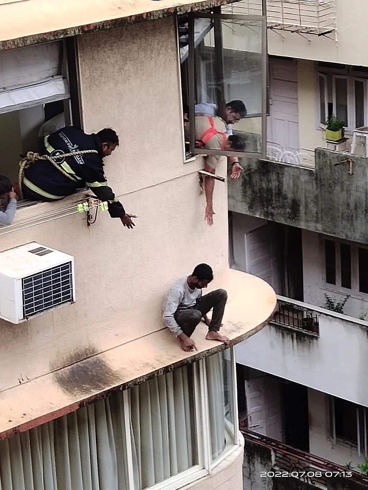 Mumbai Crime News: पुलिस के डर से चोर ने लगाई चौथी मंजिल से झलांग, अस्पताल में मौत