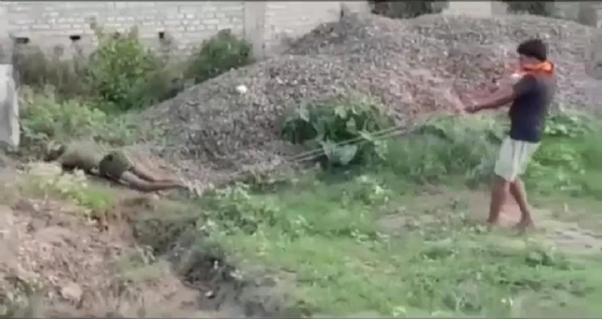 शव को रस्सी से बांधकर खिंचवाया