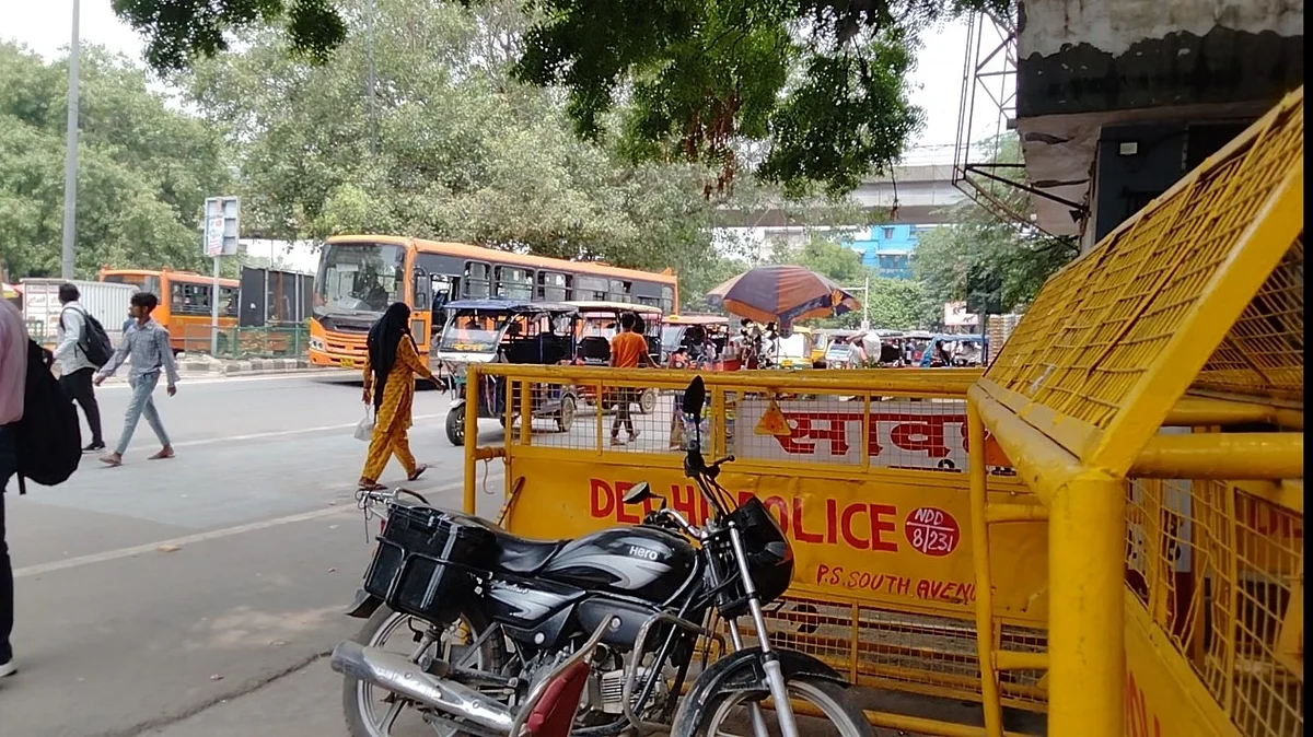 पुलिस बेरीकेड के पास हादसा