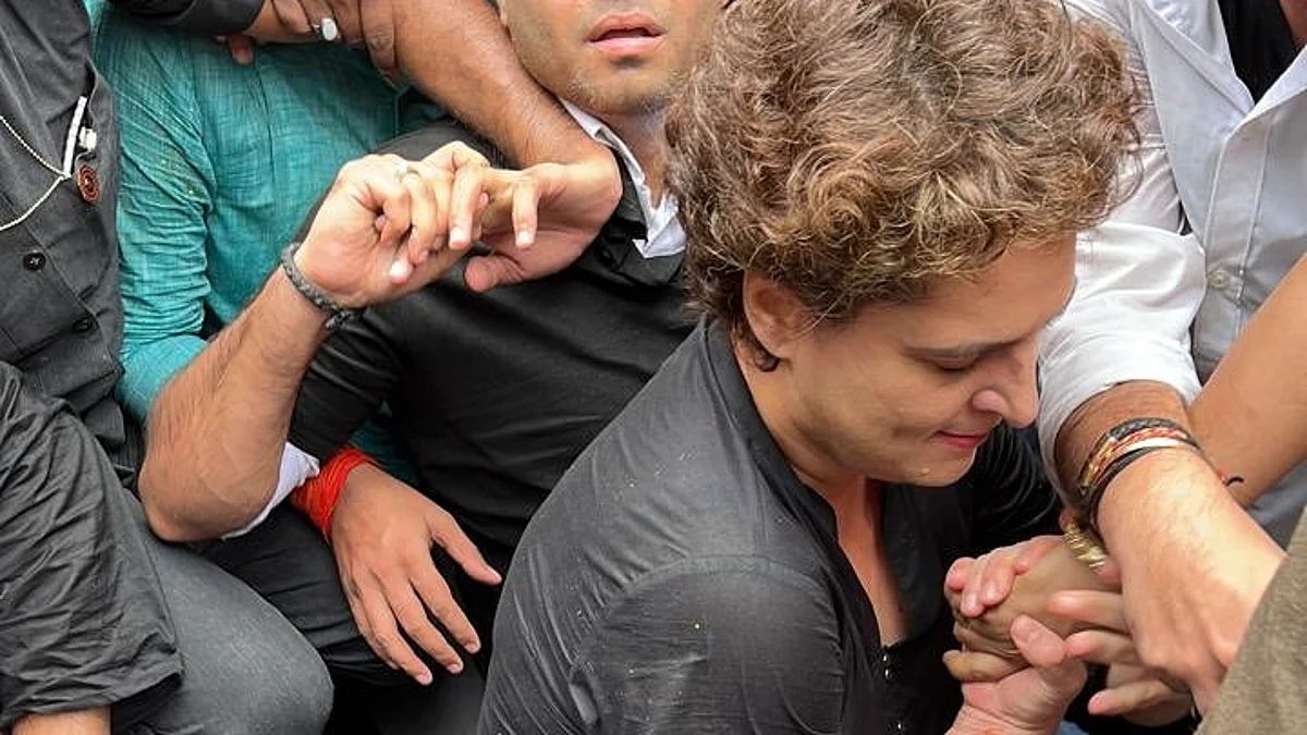 प्रियंका गांधी कांग्रेस दफ्तर के बाहर धरने पर बैठीं