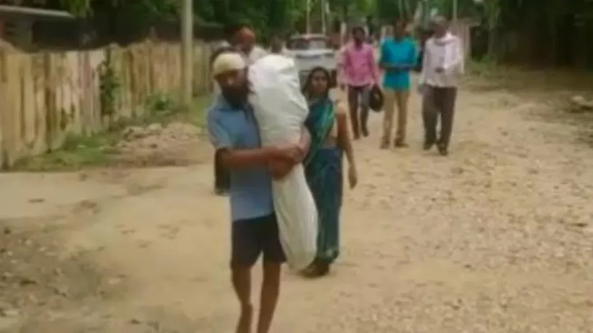 पिता को अपने बेटे के शव को अपने कंधे पर ले जाना पड़ा