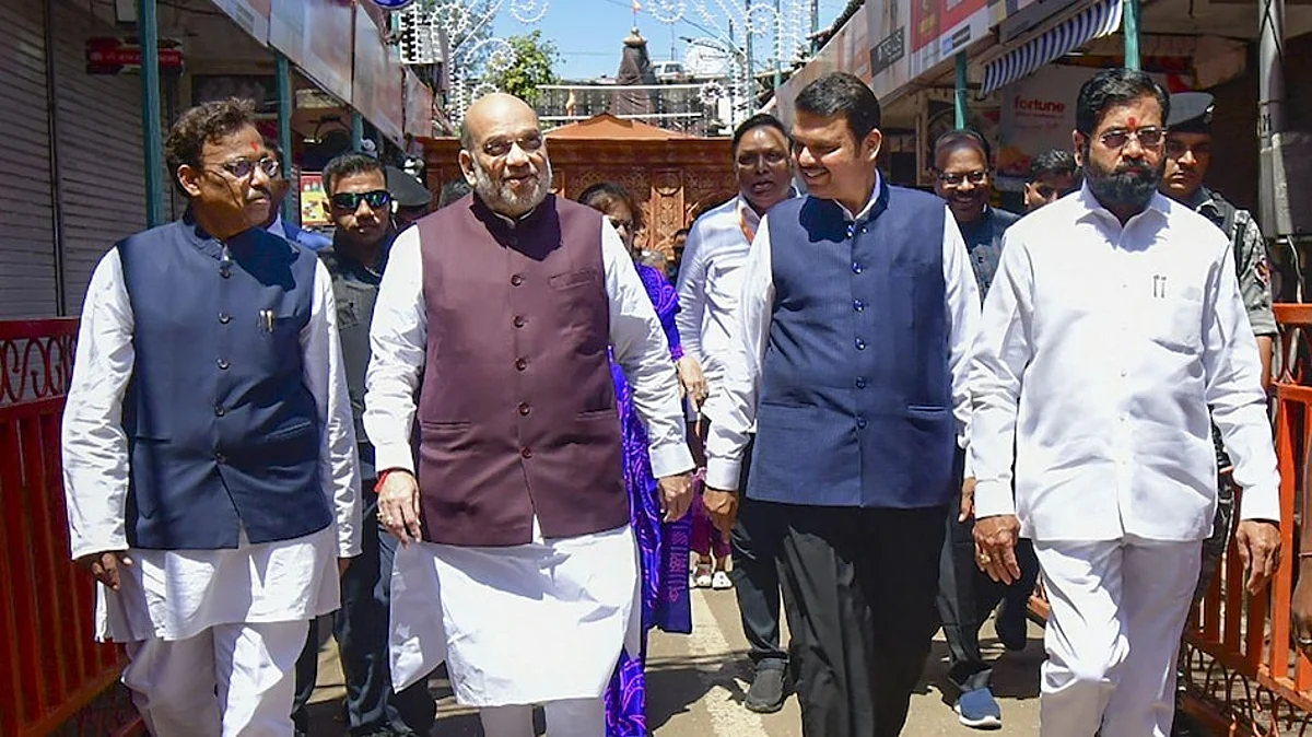 गृहमंत्री महाराष्ट्र के सीएम और डिप्टी सीएम के साथ