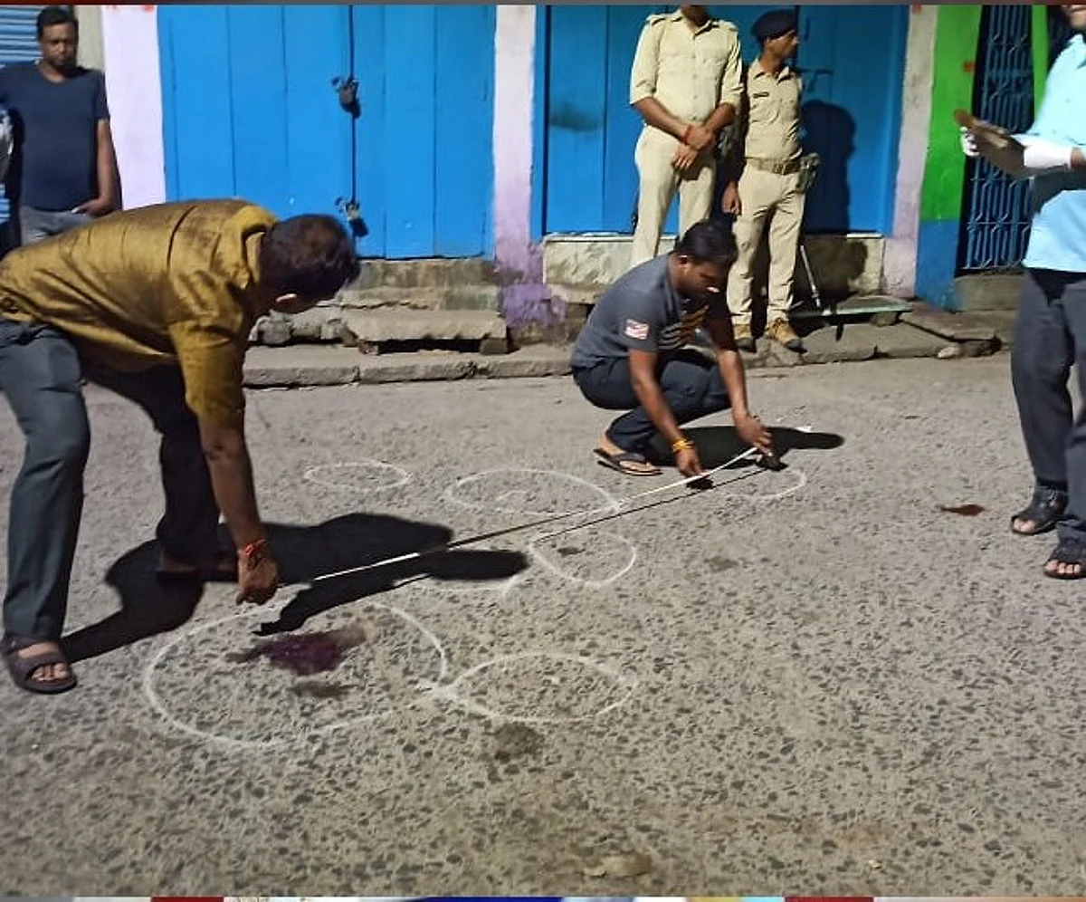 पुलिस जांच करती हुई