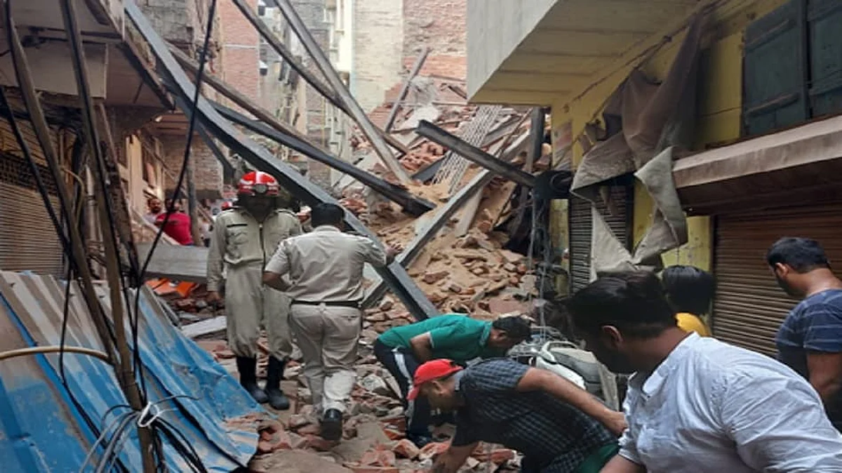 हादसे के बाद मौेके पर अधिकारी