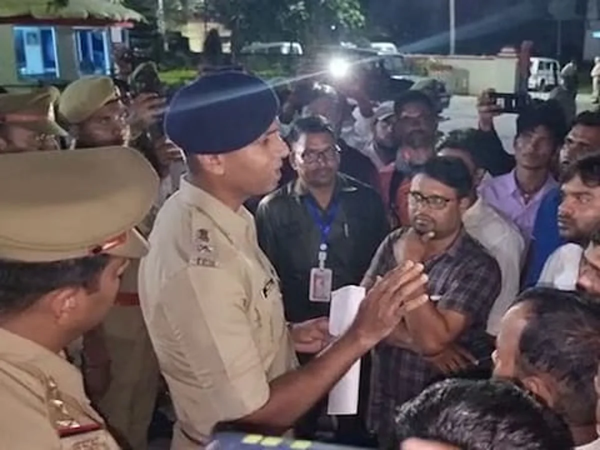 मौके पर पुलिस ग्रामीणों को समझाती हुई