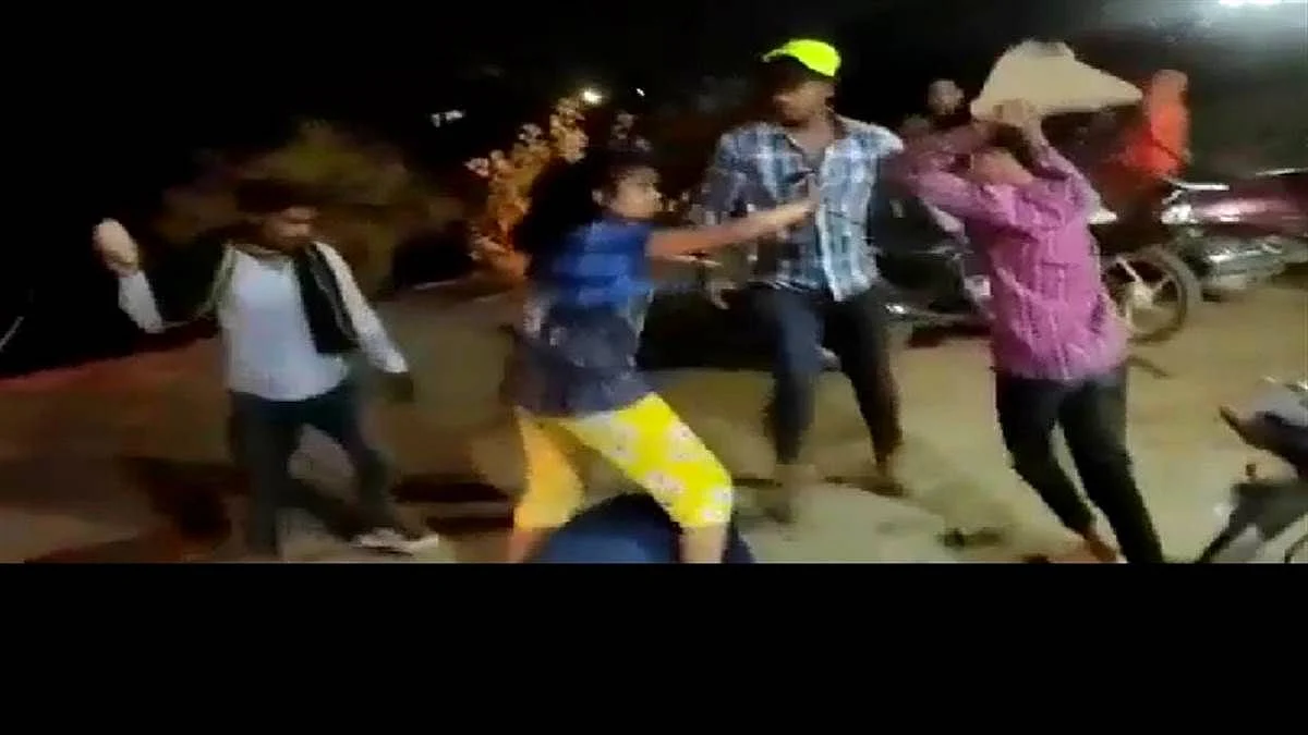 Crime News: लड़के और लड़की से मारपीट, इस वजह से पत्थर और लात घूसे से पीटा