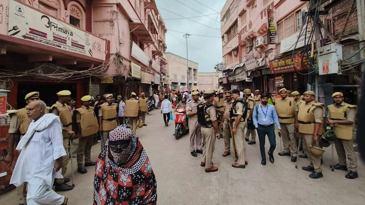 वाराणसी में चप्पे चप्पे पर पुलिस तैनात