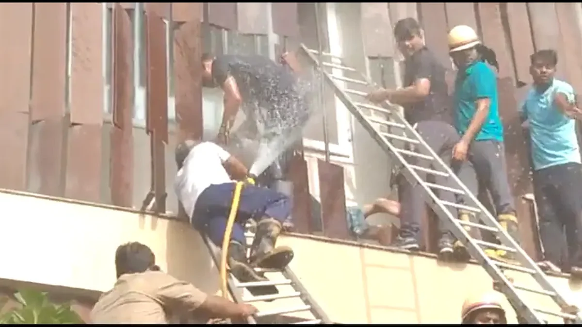 लखनऊ के होटल लेवाना में लगी आग