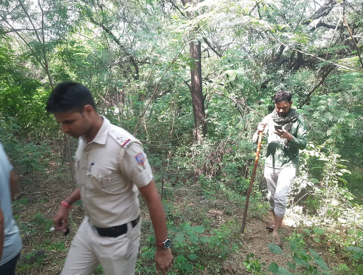 दिल्ली के महरौली जंगल में छानबीन करती पुलिस
