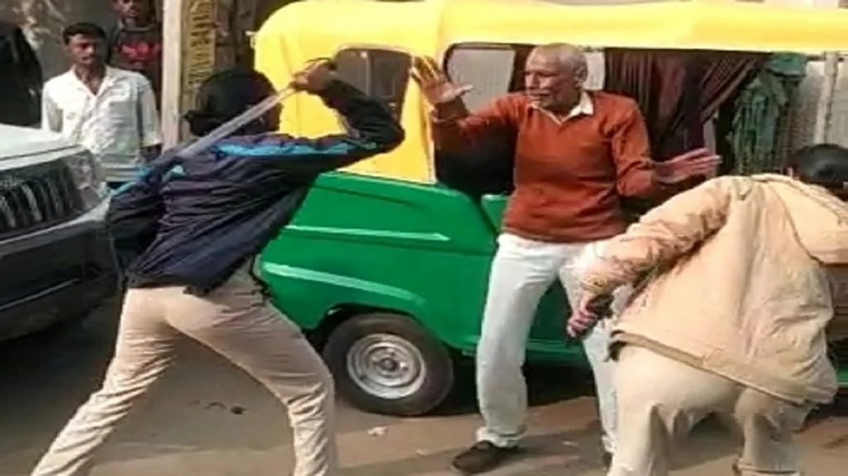 जुर्ग को पीटती महिला पुलिसकर्मी