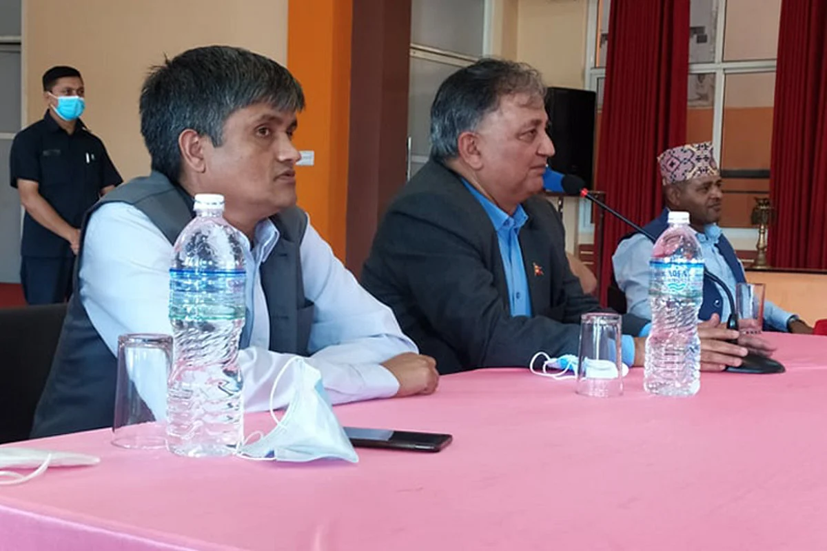 बाम इतिहास कोट्याउँदै ईश्वर पोखरेलले भनेः त्यसपछि बूढाले मेरो मुखभरी थुके