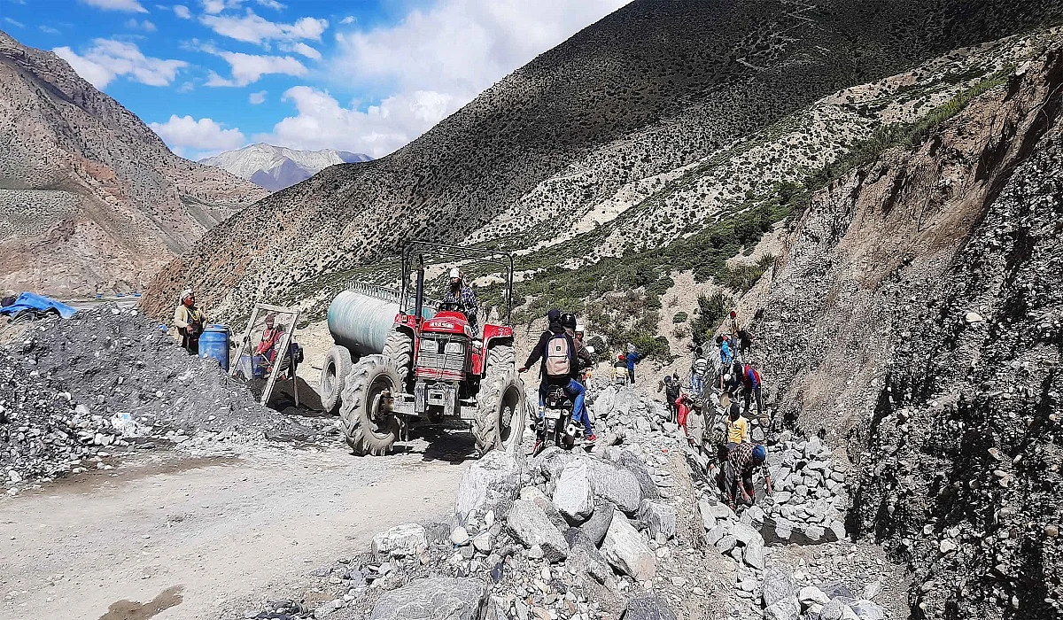 मुस्ताङकाे दुई रिङरोड सडक स्तरोन्नति धमाधम