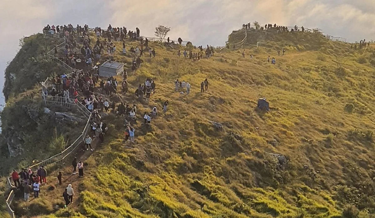 सूर्योदय हेर्न मानुङकोटमा पर्यटककाे भिड