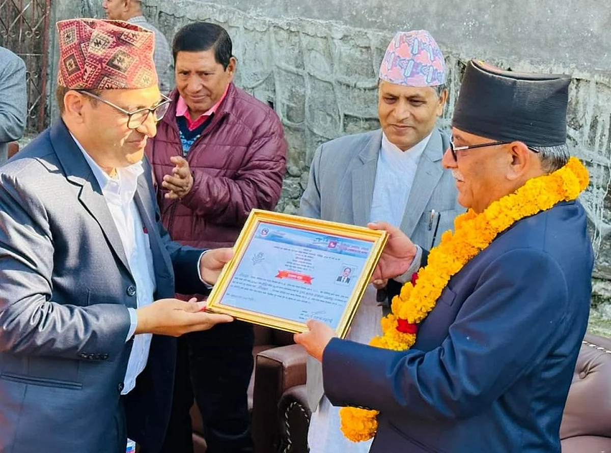 प्रचण्डले बुझे निर्वाचित प्रमाणपत्र