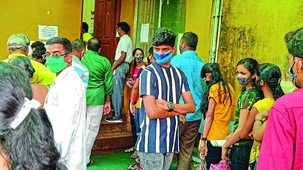 Goa: कासारवर्णेत लसीकरणावेळी नियमांचा फज्जा