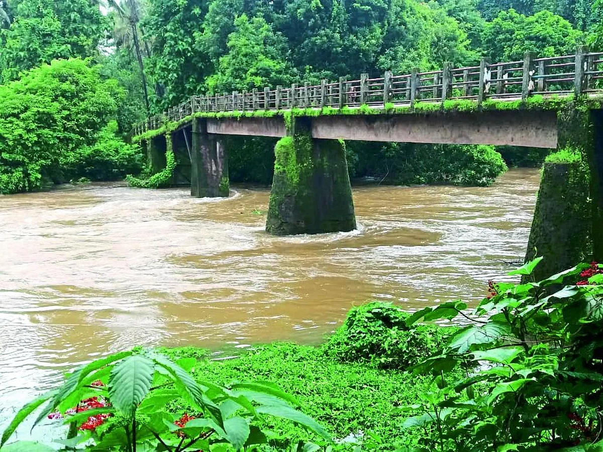 Goa: धोकादायक असूनही पदपूलावरून वाहतूक