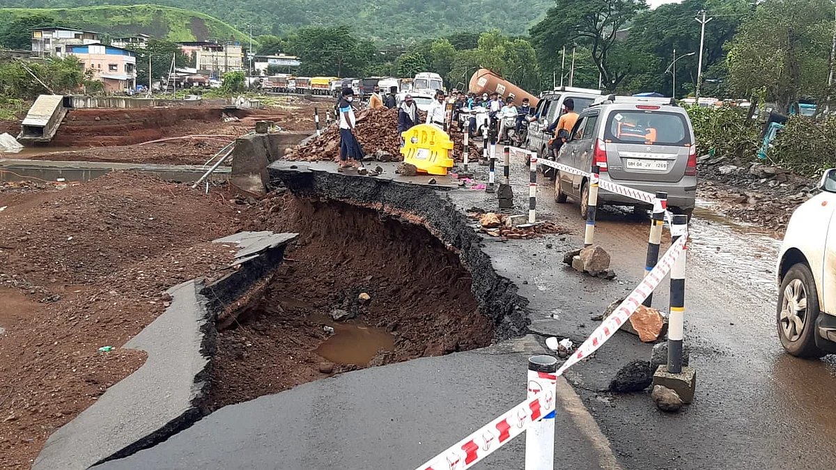 Mumbai-Goa Highway: 50 फुटांचा भाग वाहून गेला; वाहतुकीला ब्रेक