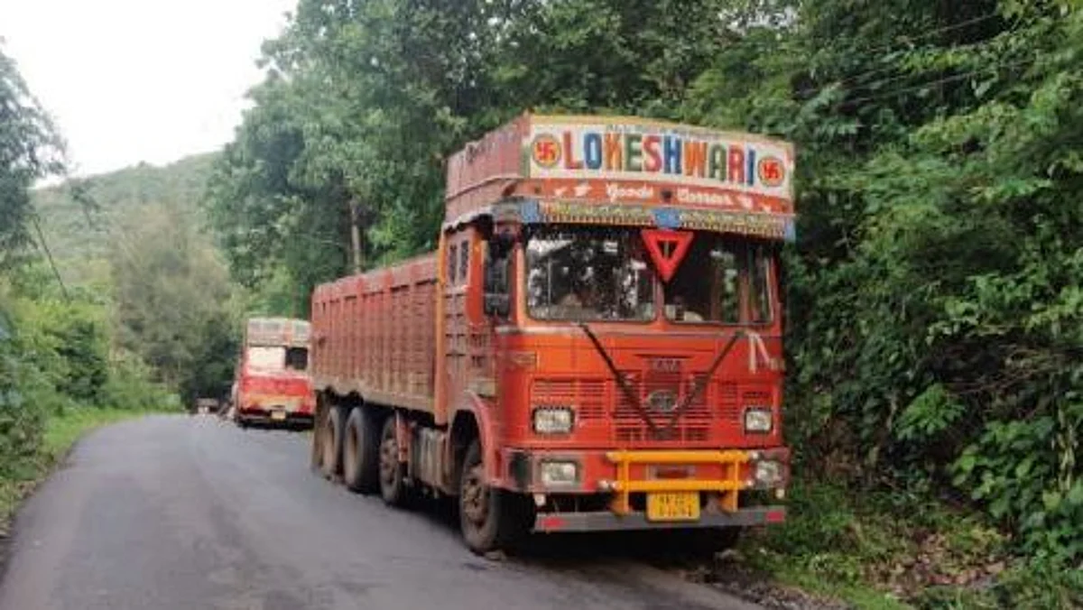 घाटमार्ग अवजड वाहतुकीला बंद; राज्यातील ट्रकव्यावसायिक संकटात