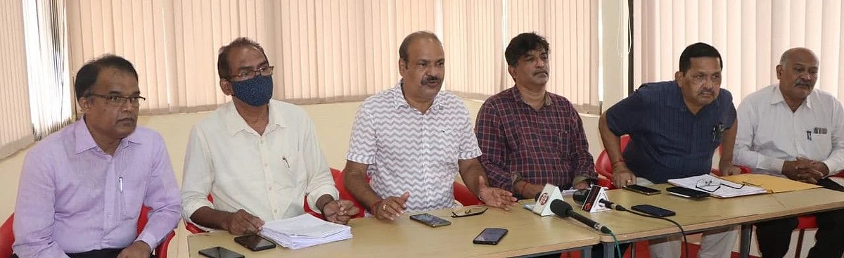 Goa Chess: Mahesh Kandolkar speaking at a joint press conference. Along with representatives of other taluka Associations.