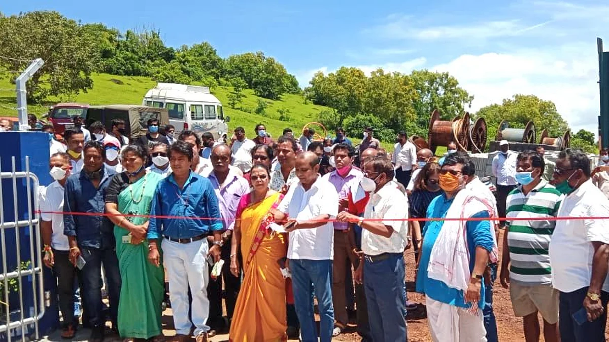 हणजुण पंचक्रोशीतील वीज उप केद्राचे फीत कापून उद्घाटन करतांना आमदार विनोद पालयेंकर (Goa)