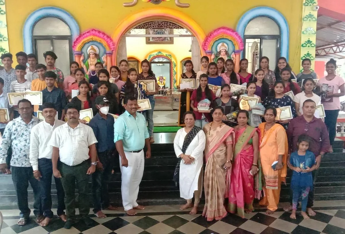 ओशेलात आयोजित गौरव सोहळ्यात सहभागी विद्यार्थी, सोबत मंत्री मायकल लोबो, पर्राच्या सरपंच दिलायला लोबो तसेच ओशेल पंचायत मंडळ