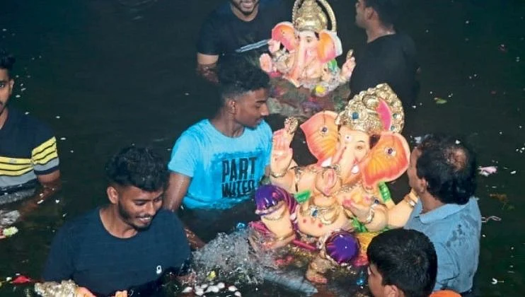 मये येथे गणेश विसर्जन करतांना युवक