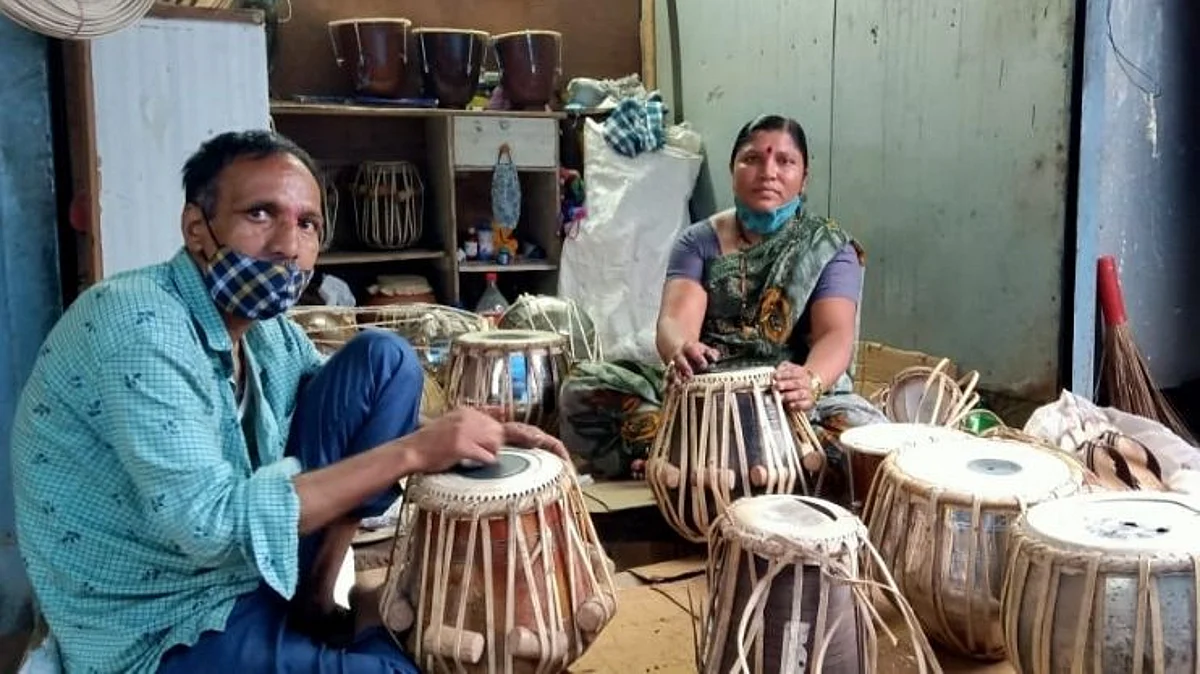 नवऱ्याच्या हातात हात घालून "ती" करतेय वाद्ये दुरुस्ती