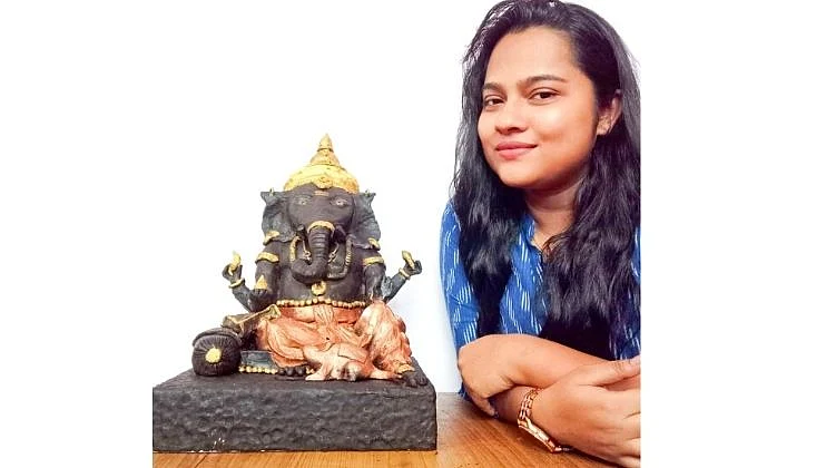 शिवानी राजेंद्र नाईक आपल्या चाॅकलेटच्या मुर्तीं समवेत.