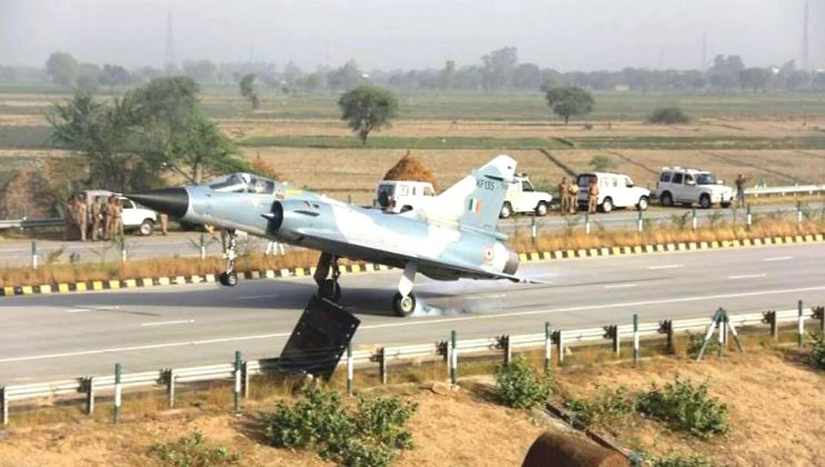 National Highway: राजनाथ आणि गडकरी हवाई दलाच्या ट्रॅकचे करणार उद्घाटन