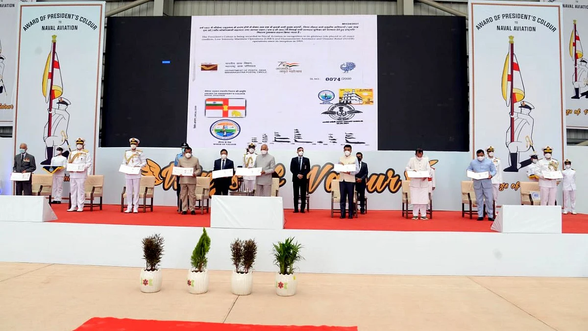President of India Ramnath Kovind with Ministers & Naval officers at Naval Aviation