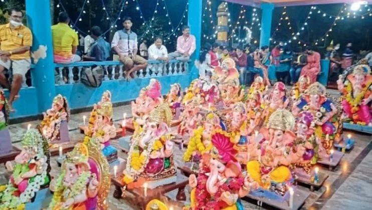 शापोरा नदी तीरावर विसर्जनासाठी आणलेले गणपती