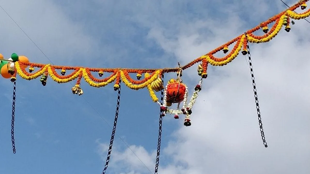 गोव्यातील साळ नदीच्या पात्रात दहीहंडी उत्सव जल्लोशात