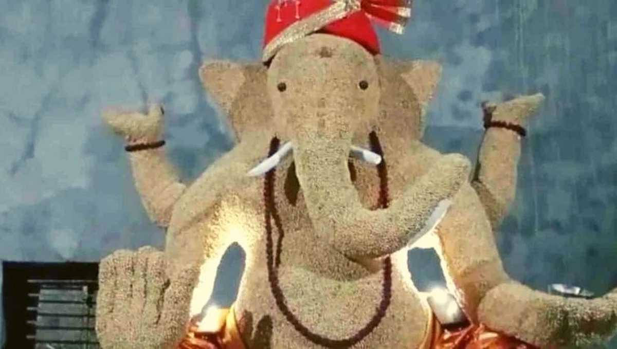 विघ्नहर्त्याची अनोखी मूर्ती; बळीराजाच्या सोयाबीन मूर्तीची राज्यभर किर्ती