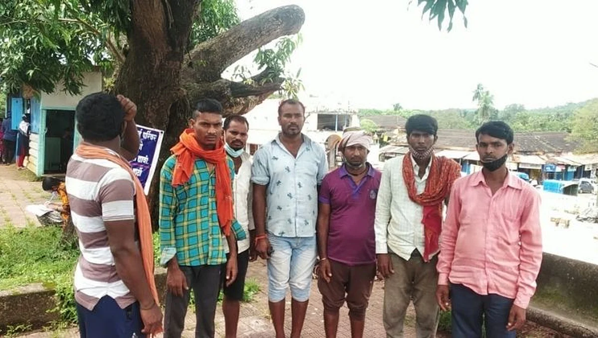 माझी बायको आजारी हाय, गावाला जायला पैसं न्हायतं; कामगारांनी मांडली कैफियत