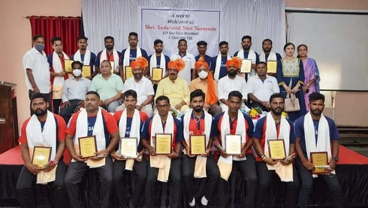 वास्को मच्छीमारांची सुटका करणाऱ्या लाइफ सेवर्सचा सदानंद तानावडेंनी केला सत्कार