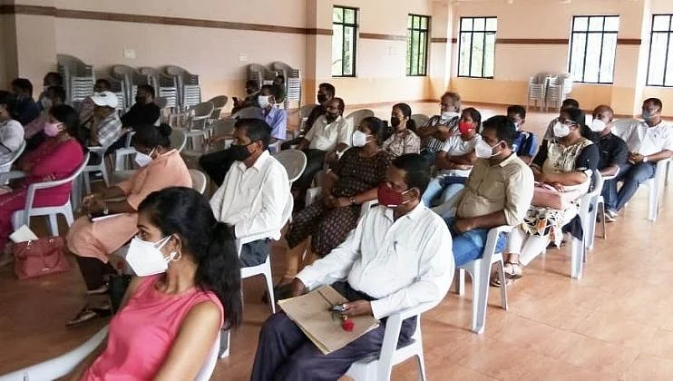 बैठकीला उपस्थित असेले पंचायत सचिव व आरोग्य केंद्राचे कर्मचारी