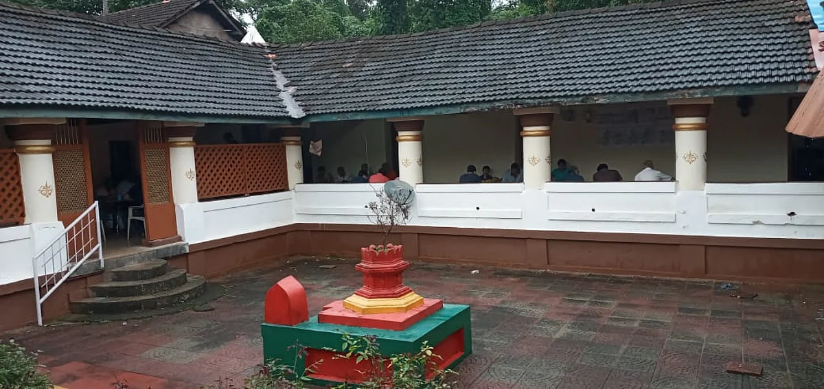 100 वर्ष जुना मखर पाहिलाय का?