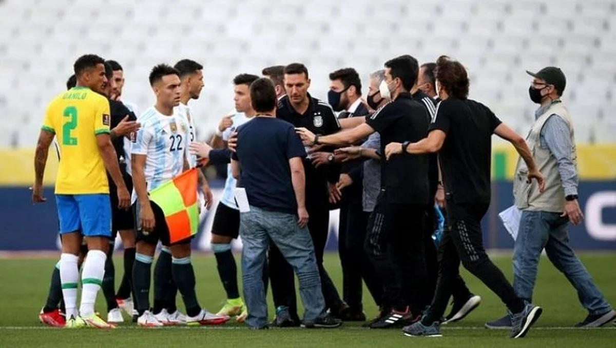 Brazil vs Argentina सामन्यात कोरोना नियमांचे उल्लंघन केल्याने अधिकारी थेट मैदानात