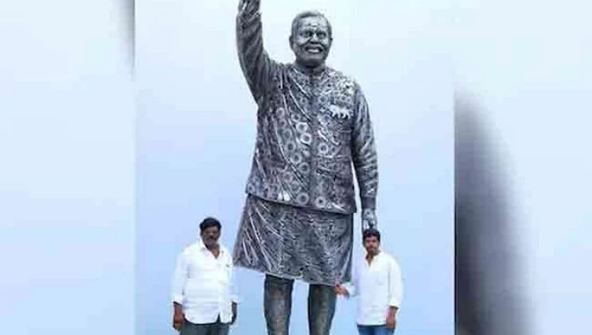 पीएम मोदींचा लोखंडी स्क्रॅपपासून 14 फूट उंचीचा
साकारला पुतळा