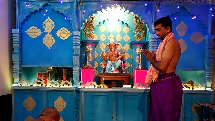 भटजींच्या उपस्थितीत गणेश पूजन करतांना भाविक.