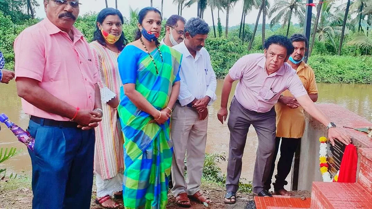मयेतील गणेश विसर्जन स्थळाचे उदघाटन करताना आमदार झांट्ये (Goa)