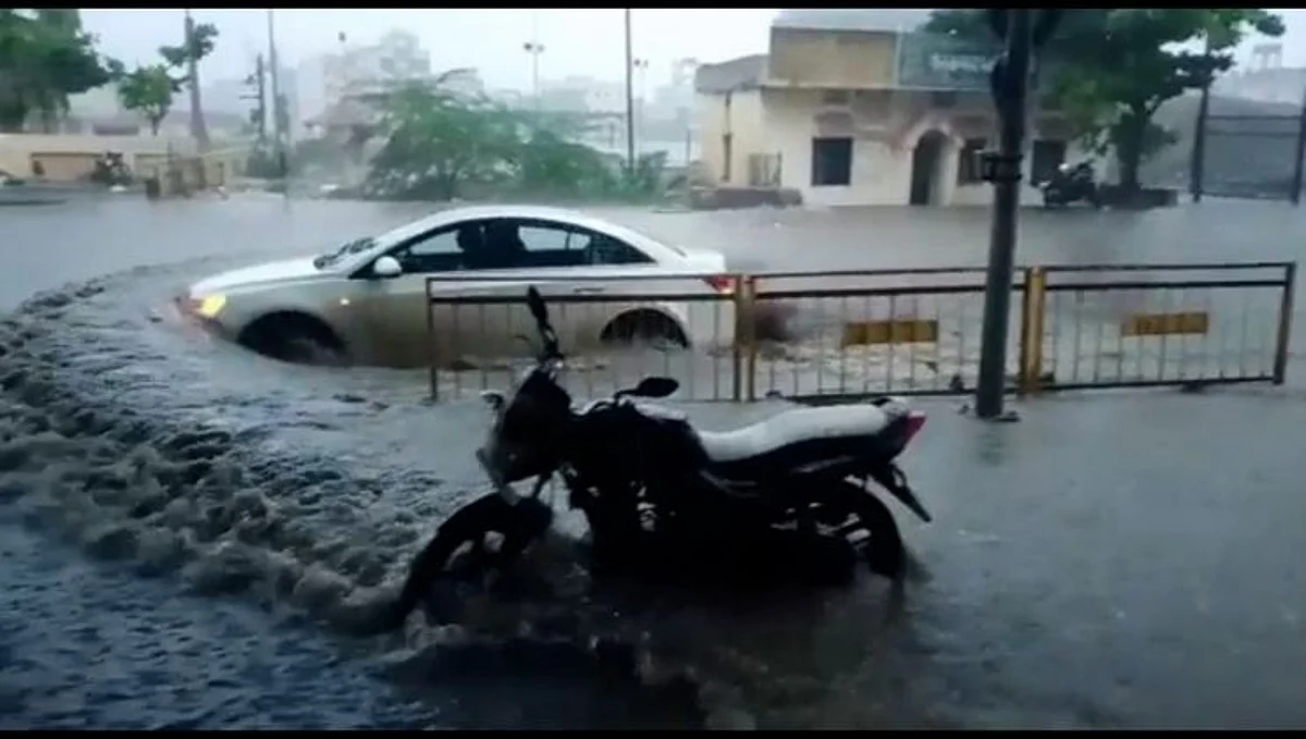 दिल्लीत ऑरेंज अलर्ट जारी, 11 वर्षामध्ये विक्रमी पावसाची नोंद