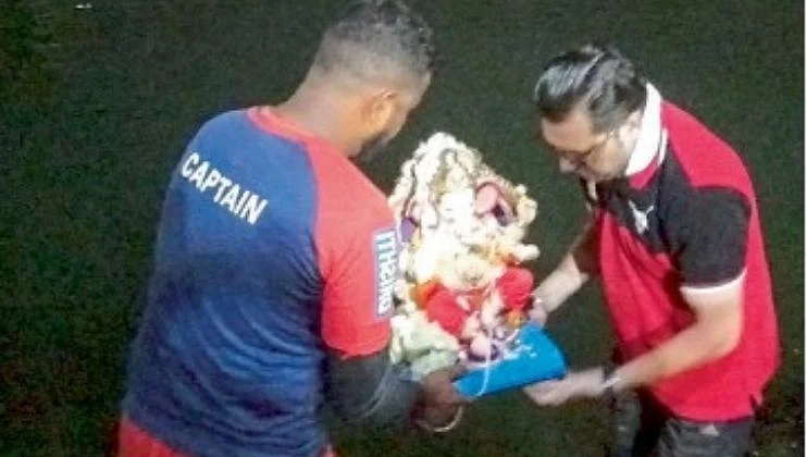 विसर्जनासाठी गणेशमूर्ती नेताना भाविक आणि जिवरक्षक