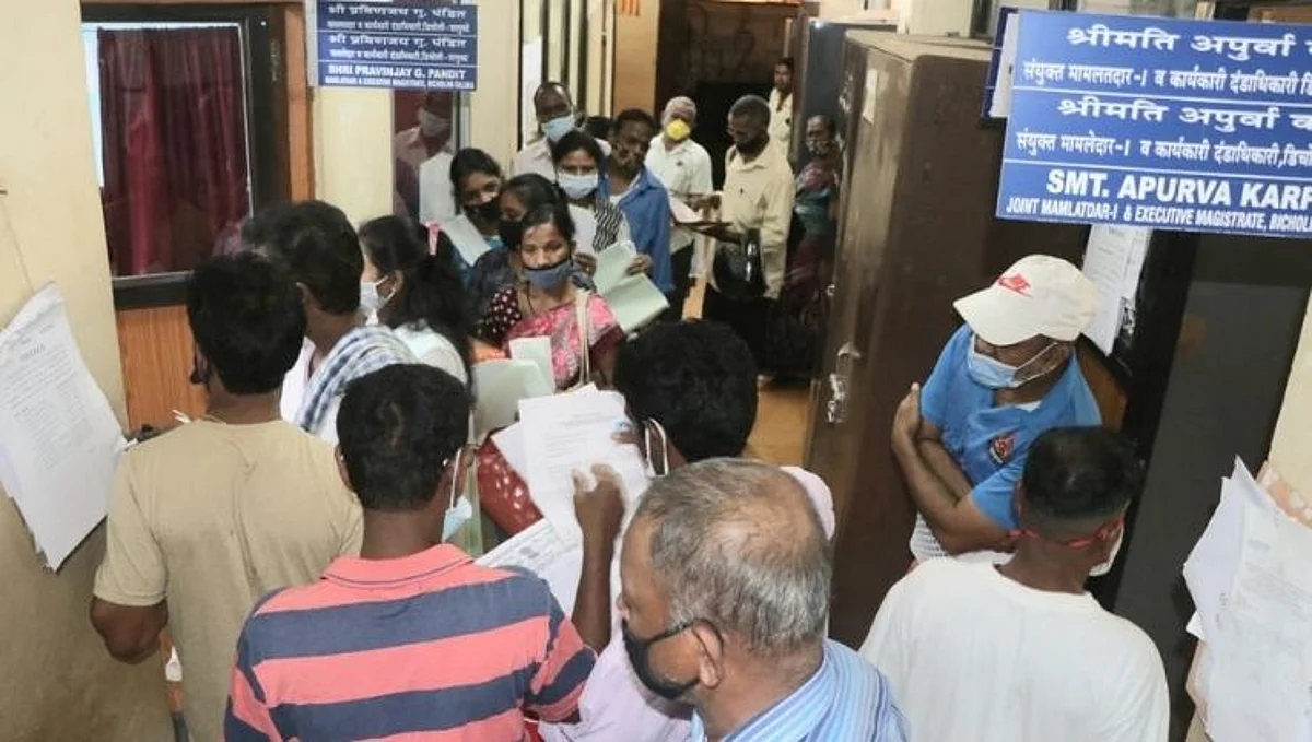 सरकारी योजनेचा लाभ मिळवण्यासाठी व्यावसायिकांची धावपळ