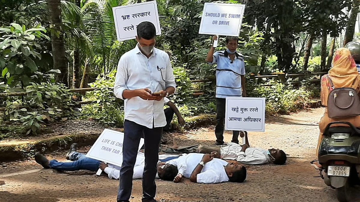 Goa: गांधी जयंतीदिनी खड्डयांवर झोपून आगळ्यावेगळ्या पद्धतीने निषेध