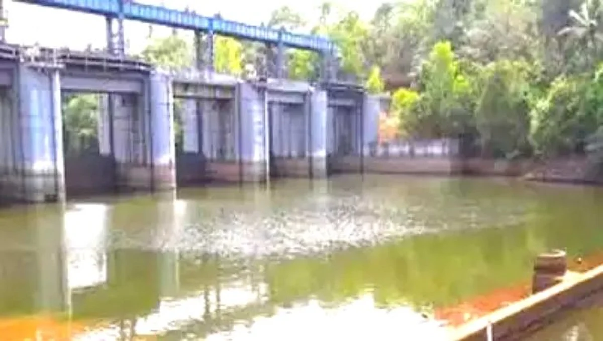 नदीवरील बंधाऱ्याच्या उंचीमुळे मातीच्या घरांना धोका