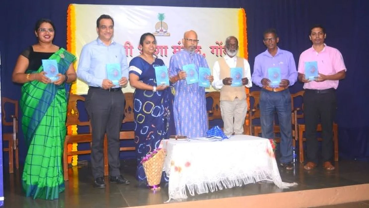 कोकणी भाषा मंडळाच्या हिरक महोत्सवी बोध चिन्हाचे अनावरण केल्यावर मान्यवर.