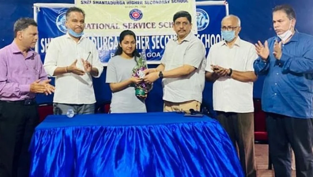 शांतादुर्गा विद्यालयातर्फे वैमानिक रिचा गोवेकर हिचा सन्मान